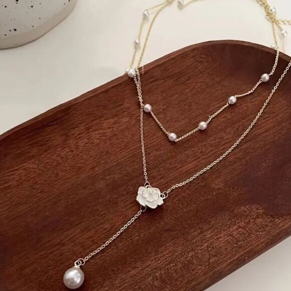 Elegant Two-Tone Pearl Necklace with Floral Accent - Picture 2 of 2